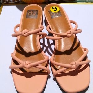 Dolce Vita strapping single parent